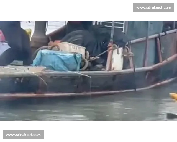 大爷钓起金黄大鱼，围观者哇声一片：这鱼值两万？