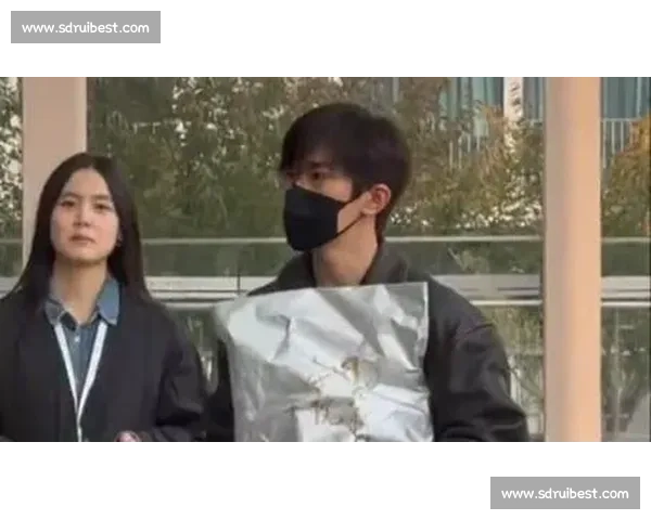 中戏补办毕业礼：易烊千玺现身，合影热潮暖了青春缺口