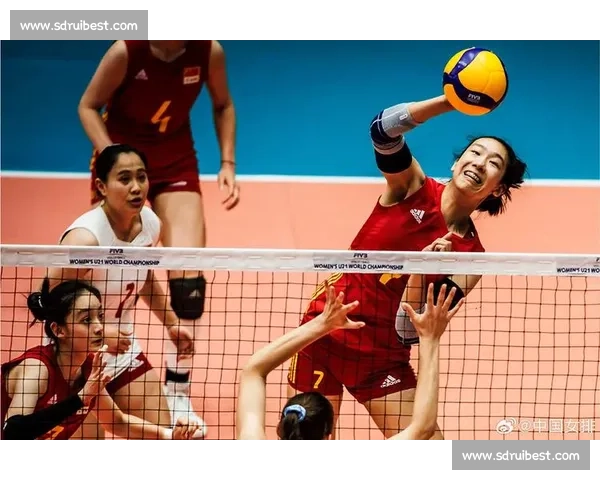 中国女排鏖战赛尔维亚激情四溢 决胜局角逐演绎精彩对决